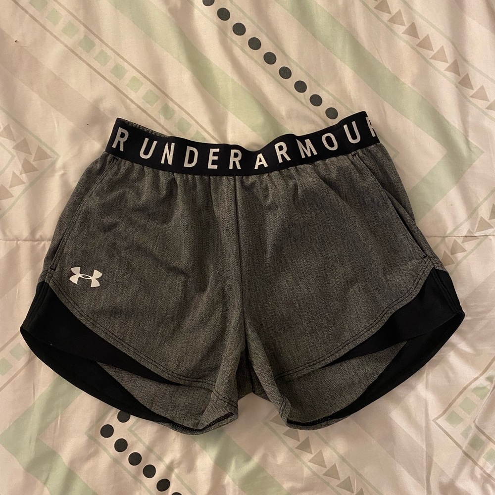Woman’s Under Armor athletic shorts w/ pockets